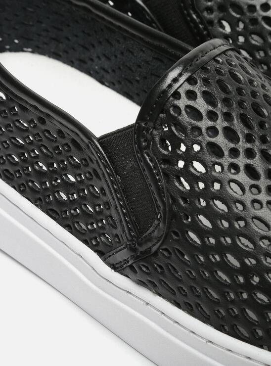 TÊNIS SLIP ON PRETO AREZZO FURADINHO