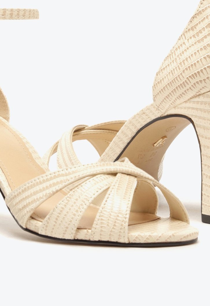 Sandália Off-white Arezzo Textura Salto Bloco Tiras