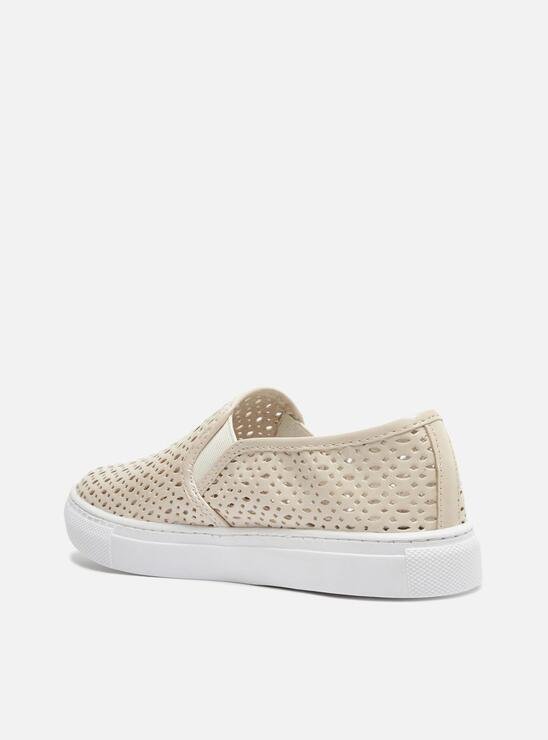 TÊNIS SLIP ON OFF-WHITE AREZZO FURADINHO
