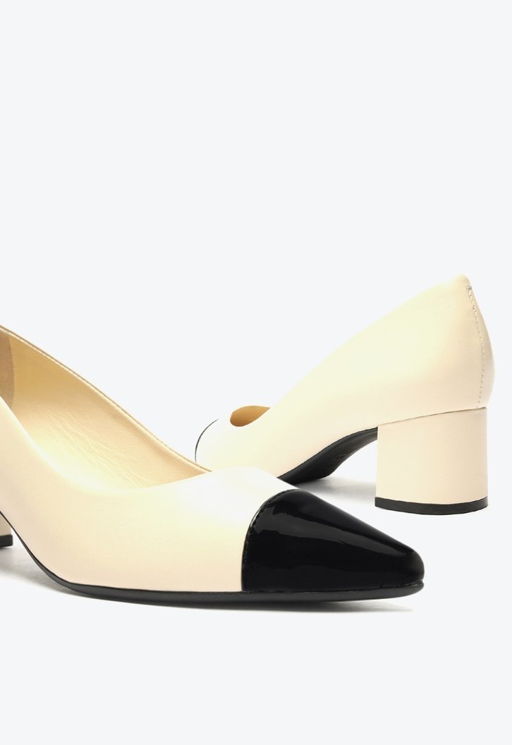 Scarpin Off-white Arezzo Couro Bico Fino Cap Toe City