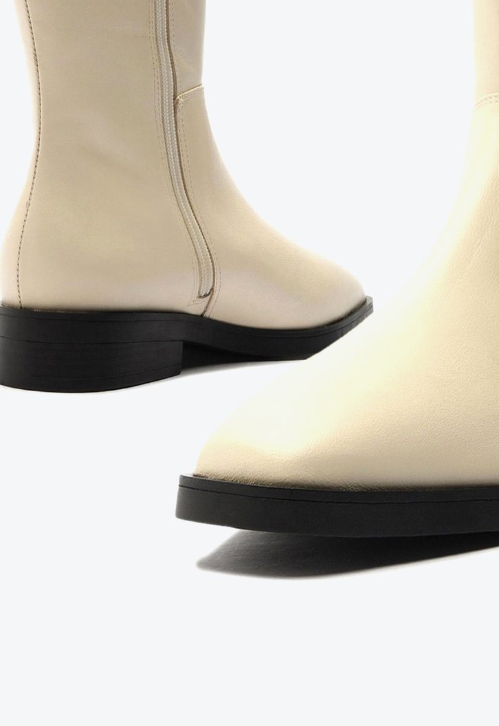 Bota Branca Arezzo Couro Cano Médio Elástico Montaria