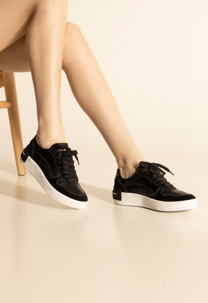 Tenis preto feminino arezzo sale