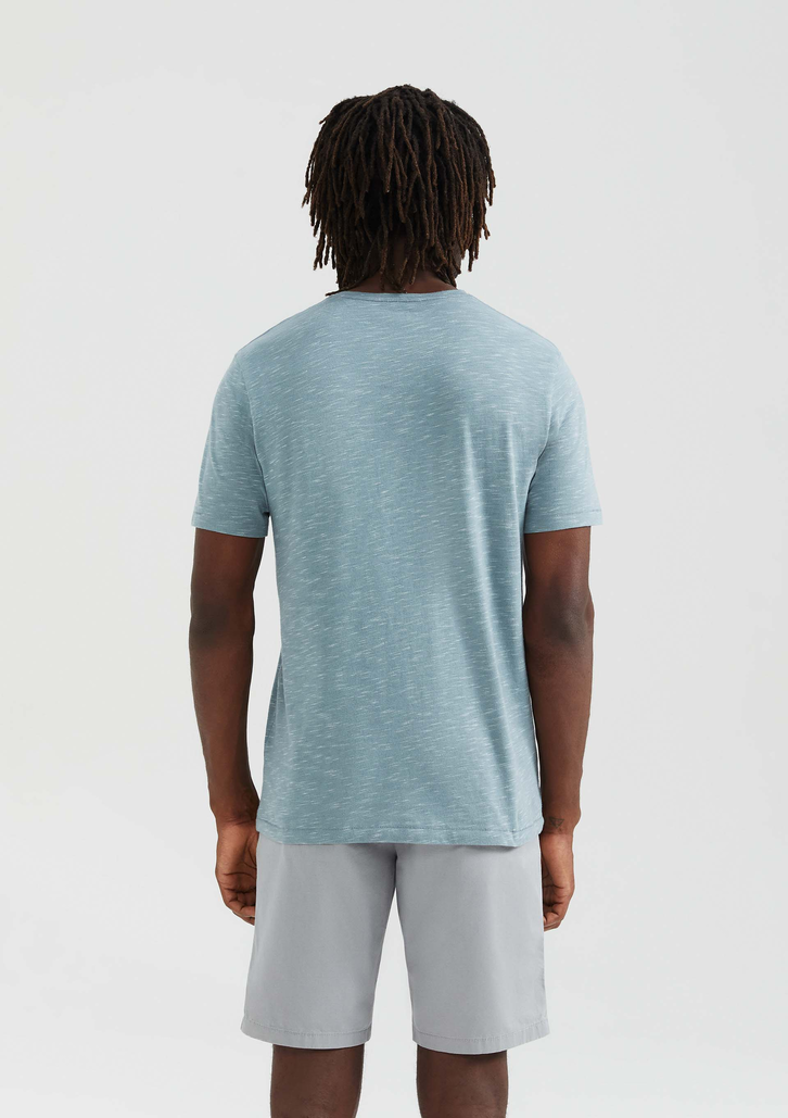 Camiseta Azul Claro Hering Básica Regular Em Malha Jet Com Bordado