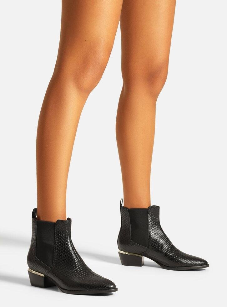 Bota Preta Couro Skin Cano Curto Salto Baixo