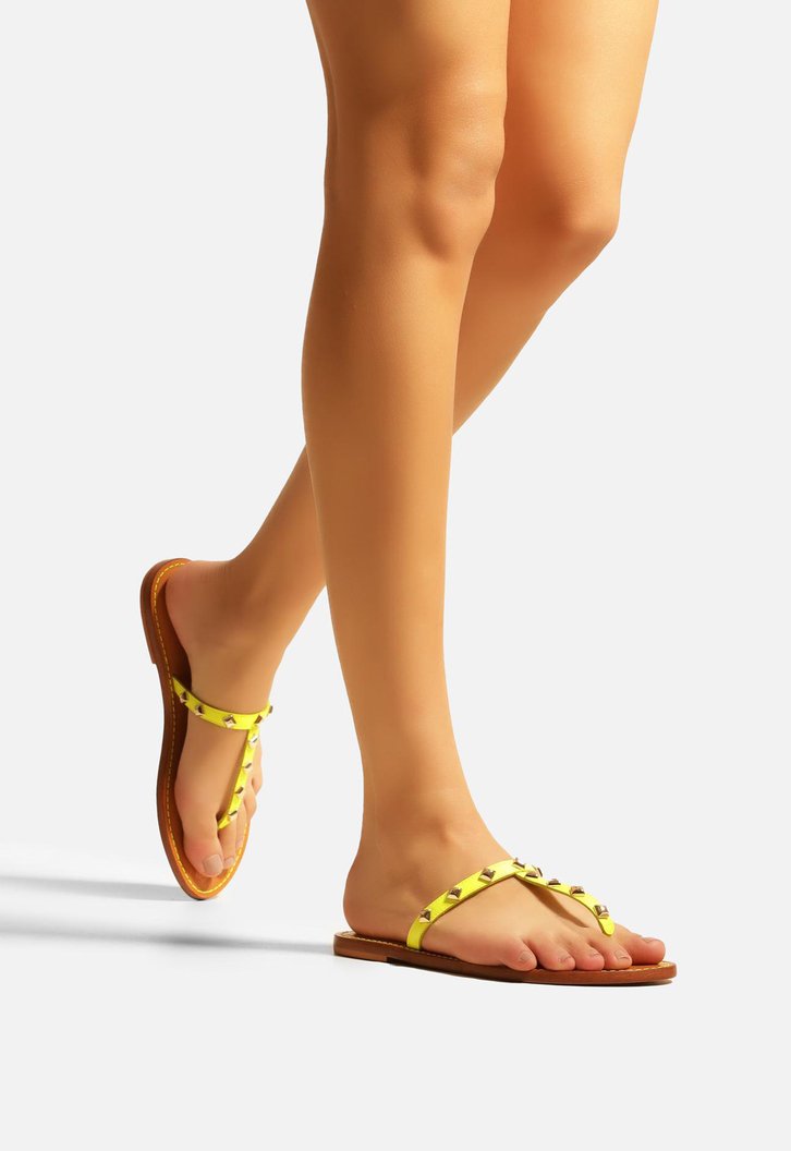 Sandália Rasteira Amarela Arezzo Couro Slim Studs Ella