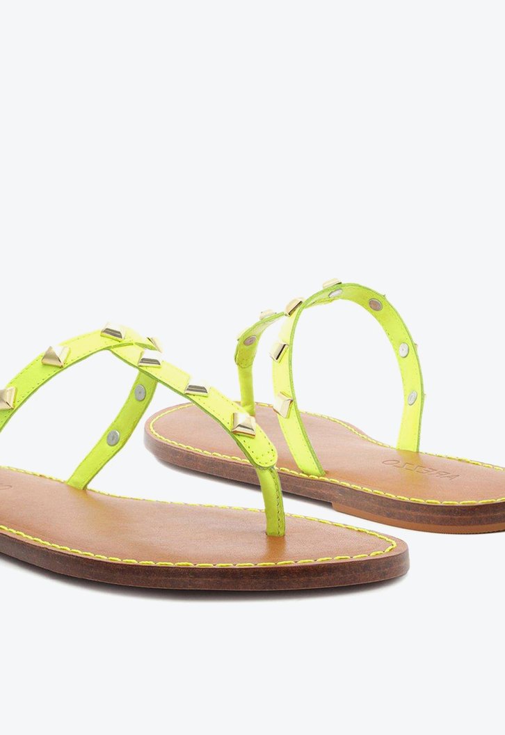 Sandália Rasteira Amarela Arezzo Couro Slim Studs Ella