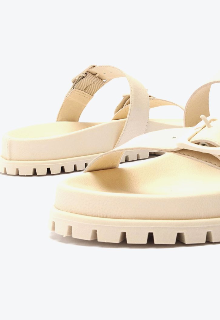 Rasteira Off-White Arezzo Couro Tratorada Tiras