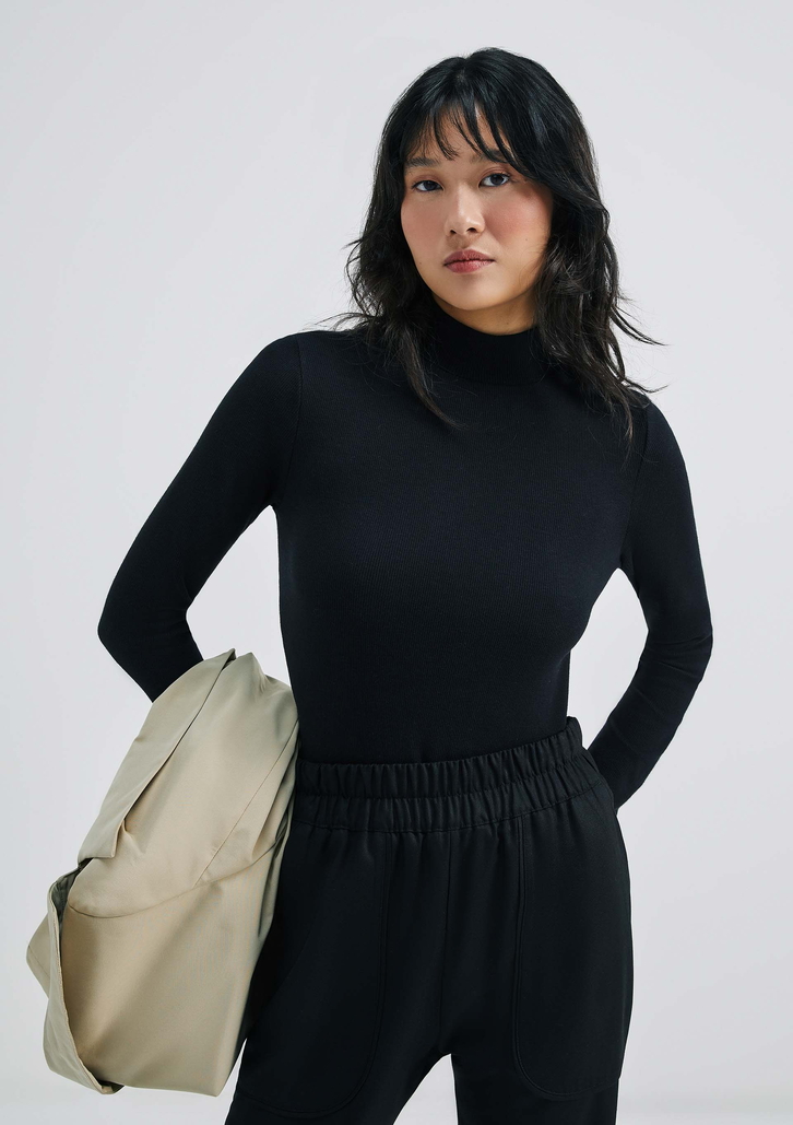 Blusa Preta Hering Básica Manga Longa Gola Alta Em Ribana Canelada