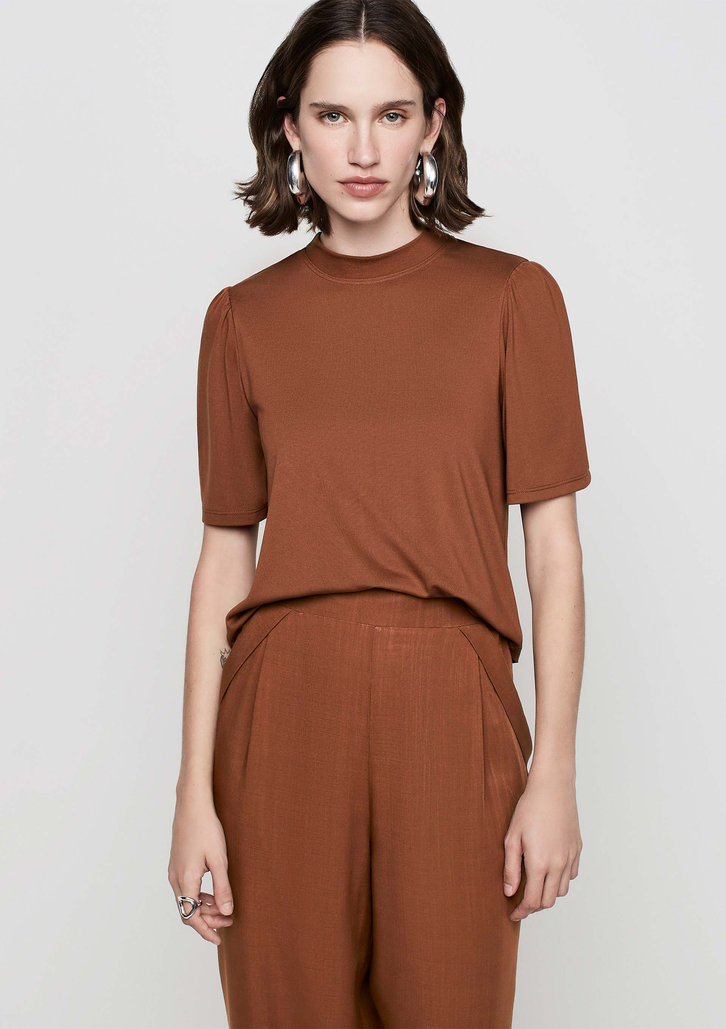 Blusa Marrom Dzarm Decote Redondo Em Viscose