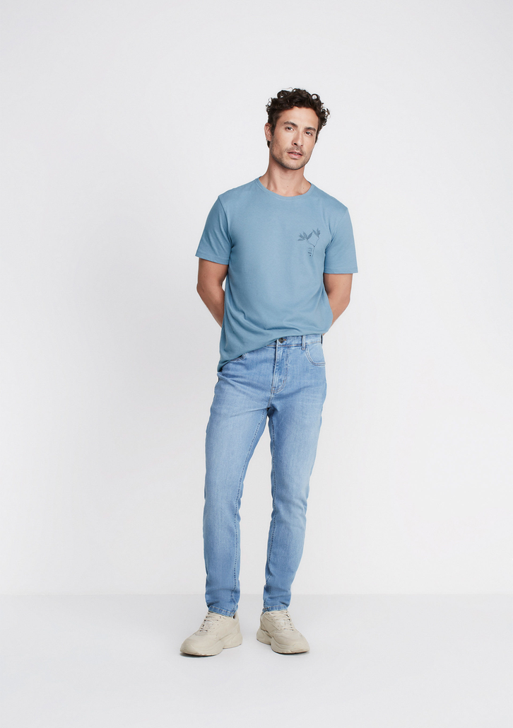 Camiseta Azul Clara Dzarm Em Malha Ecológica Estampada