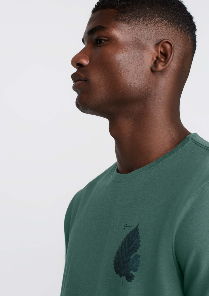 Camiseta Verde Escura Dzarm Em Malha Ecológica Estampada