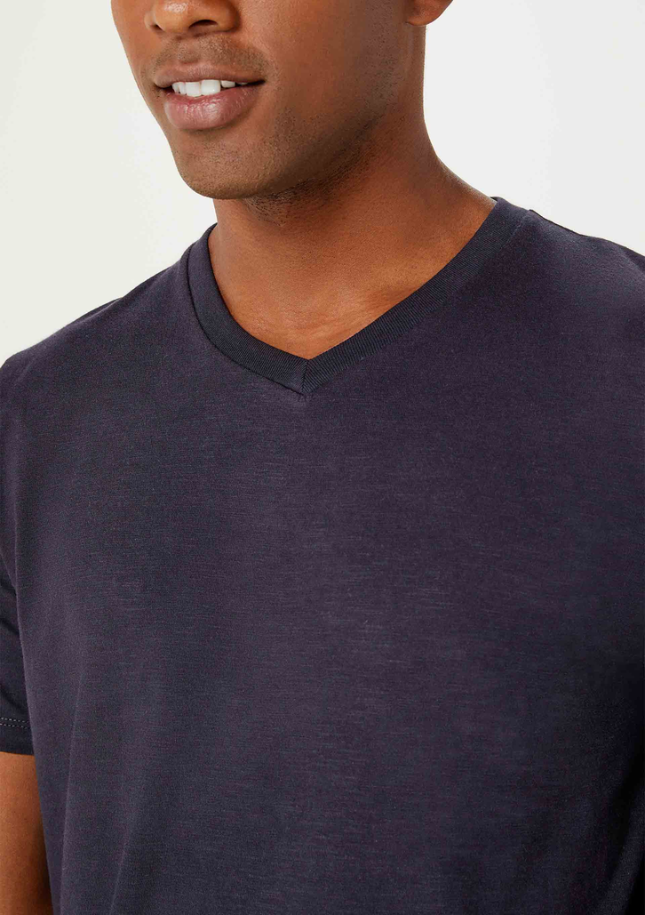 Camiseta Básica Azul Marinho Hering Slim Gola V Em Malha Flamê