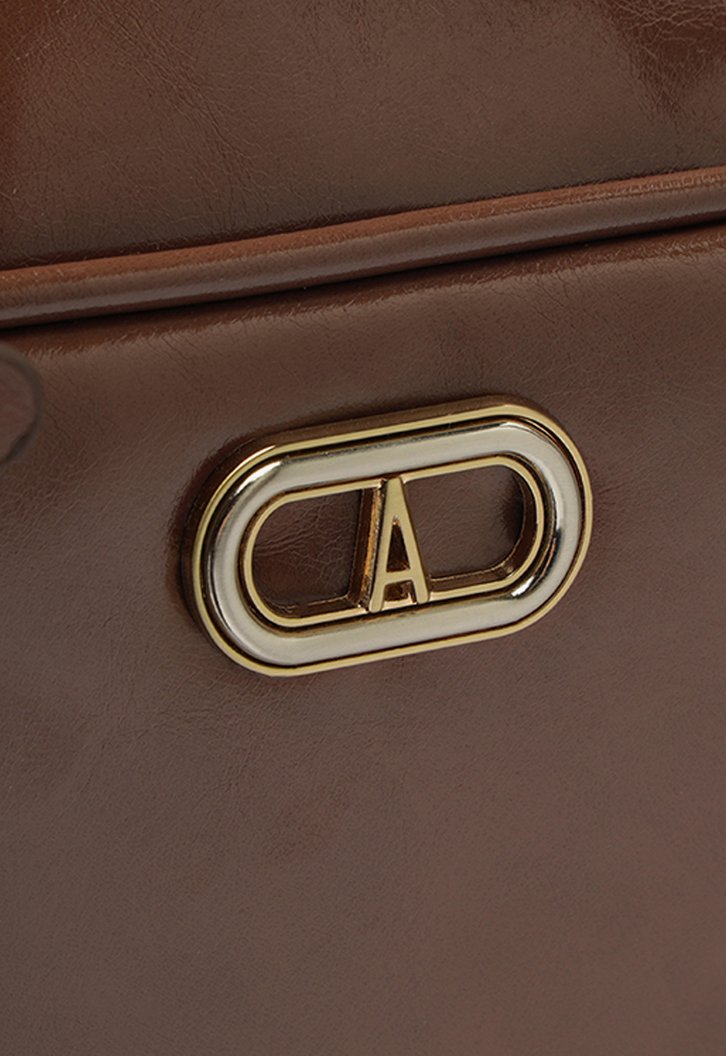 Bolsa Tote Média Bag Charm Tag Marrom
