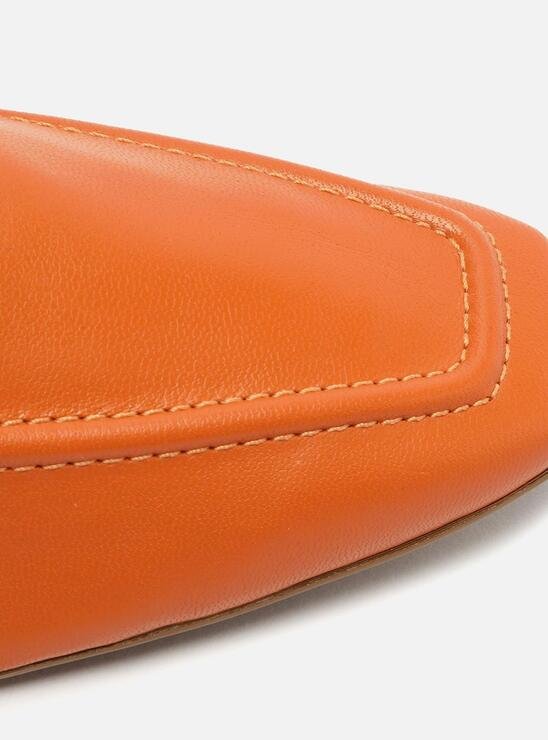 MOCASSIM LARANJA AREZZO COURO BICO QUADRADO COSTURAS