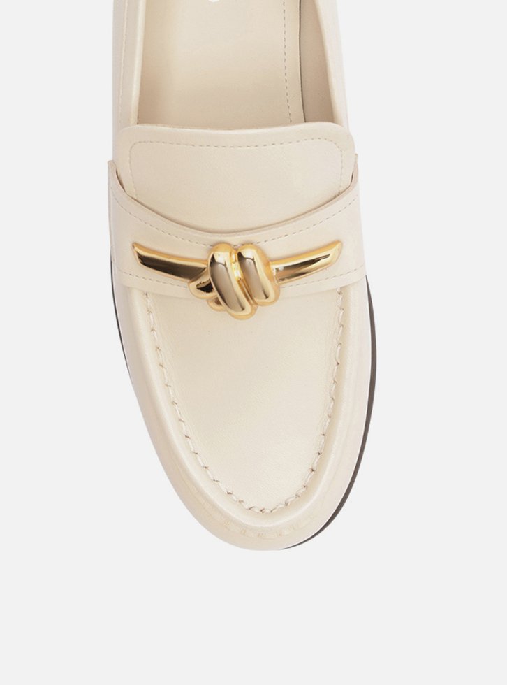 Mocassim Branco Couro Bico Redondo Metal Nó