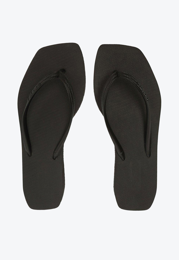 Chinelo de Dedo Preto Bico Quadrado Tiras Brizza