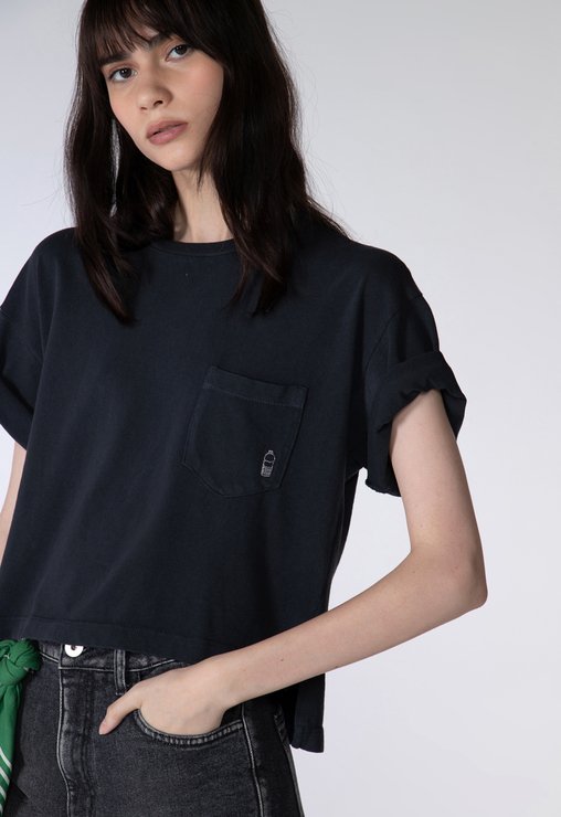 CAMISETA PRETA SCHUTZ MARTA EM MALHA COM BOLSO
