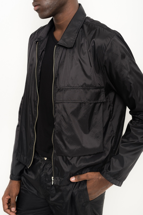 jaqueta com maxi bolso em nylon regenerado