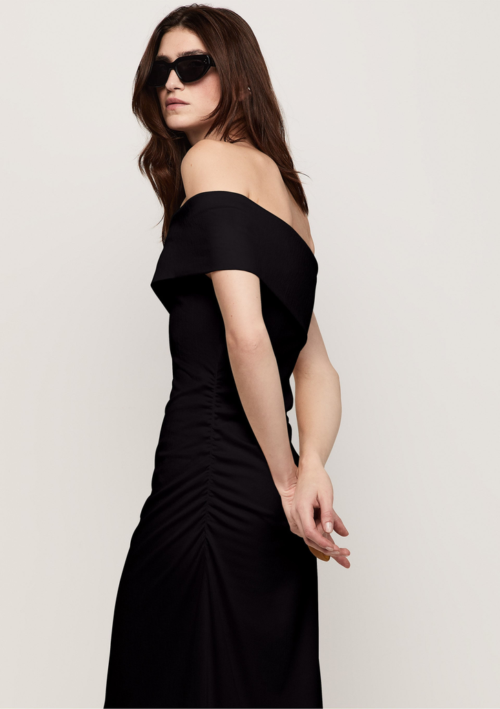 Vestido Preto Dzarm Assimétrico com Laterais Franzidas