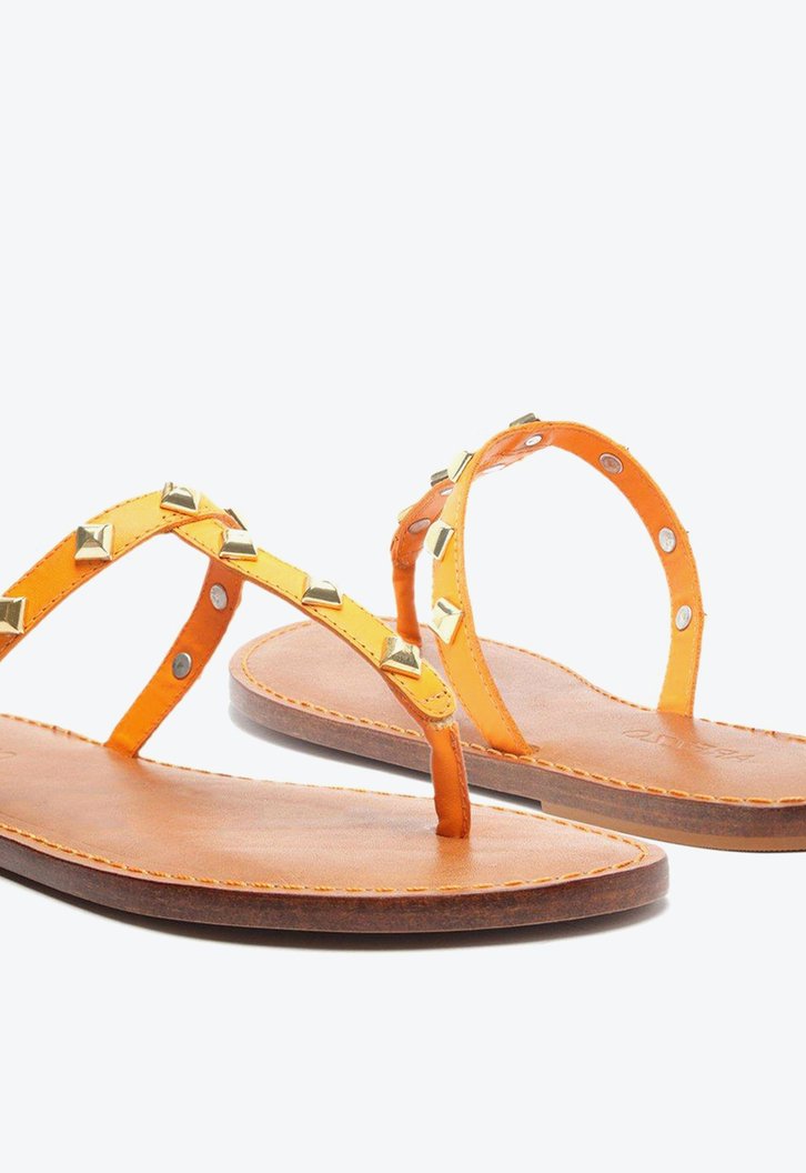 Sandália Rasteira Laranja Arezzo Couro Slim Studs Ella