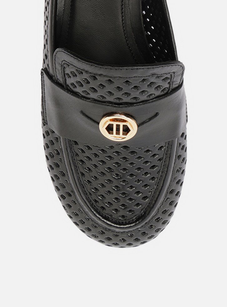 Mocassim Preto Couro Bico Redondo Vazado Metal