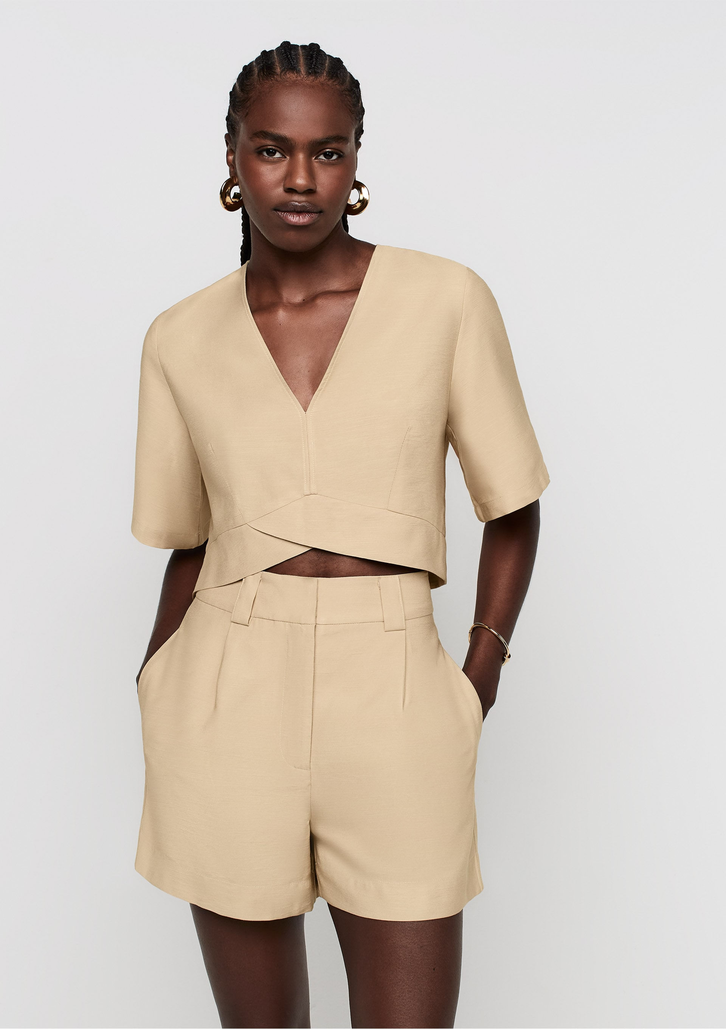 Blusa Bege Dzarm Decote V Reta Em Alfaiataria