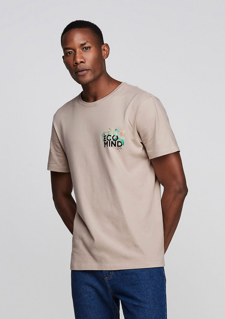 Camiseta Marrom Claro Dzarm Em Malha Ecológica Estampada