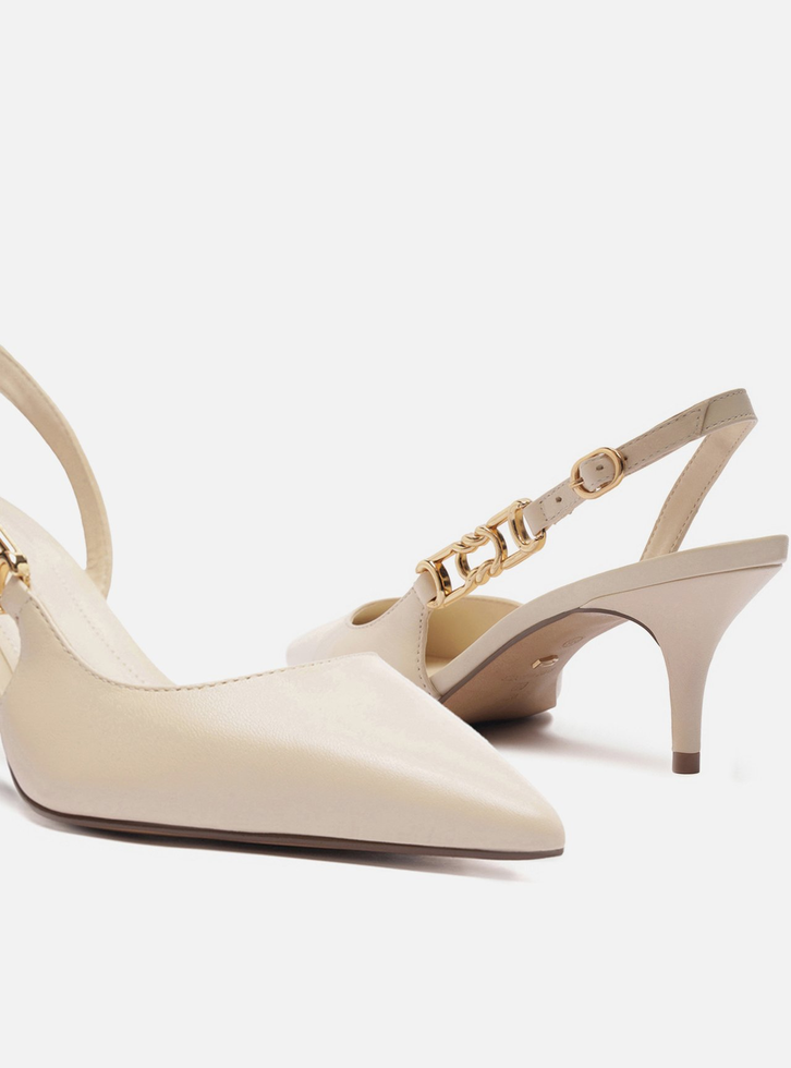 Scarpin Branco Couro Bico Fino Detalhe Metal