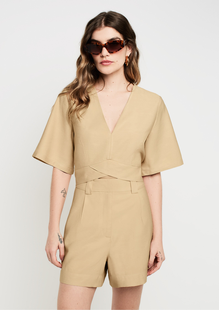 Blusa Bege Dzarm Decote V Reta Em Alfaiataria