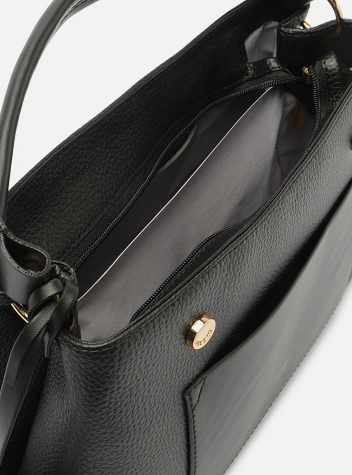 Bolsa Tote Preta Média Bolso Frontal Charm | ZZ MALL