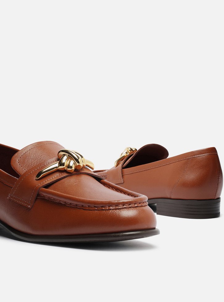 Mocassim Marrom Couro Bico Redondo Metal Nó