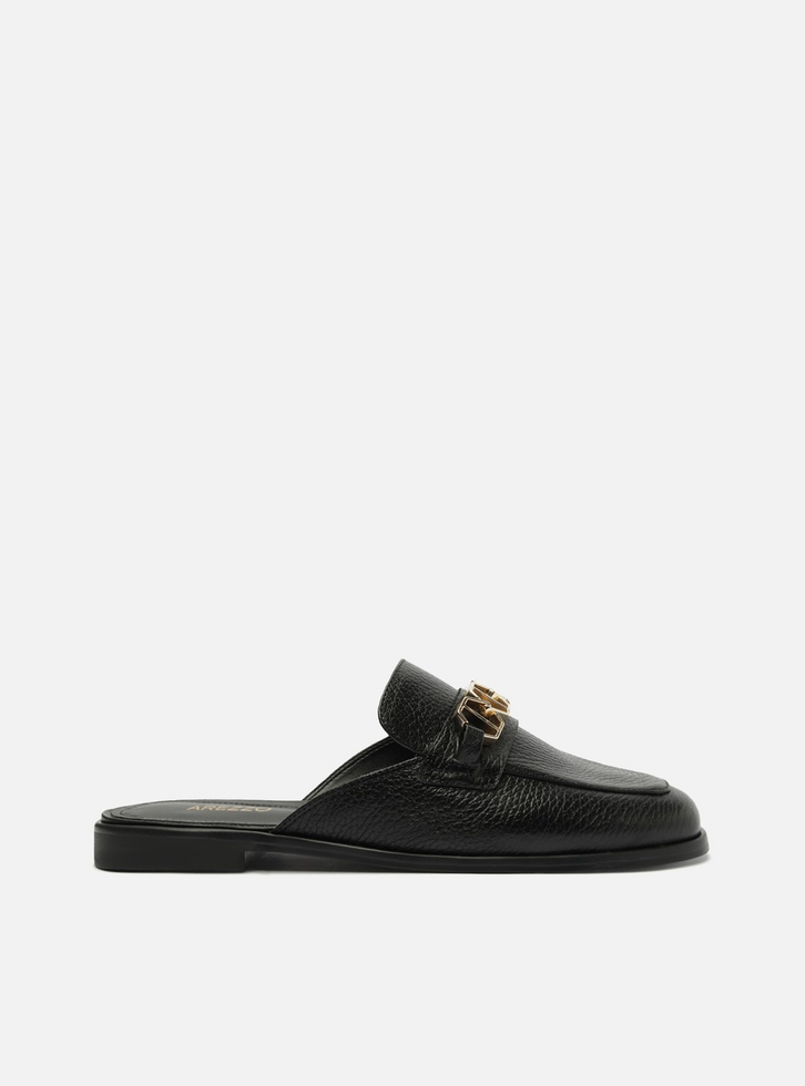 Mule Preto Couro Bico Redondo Metal