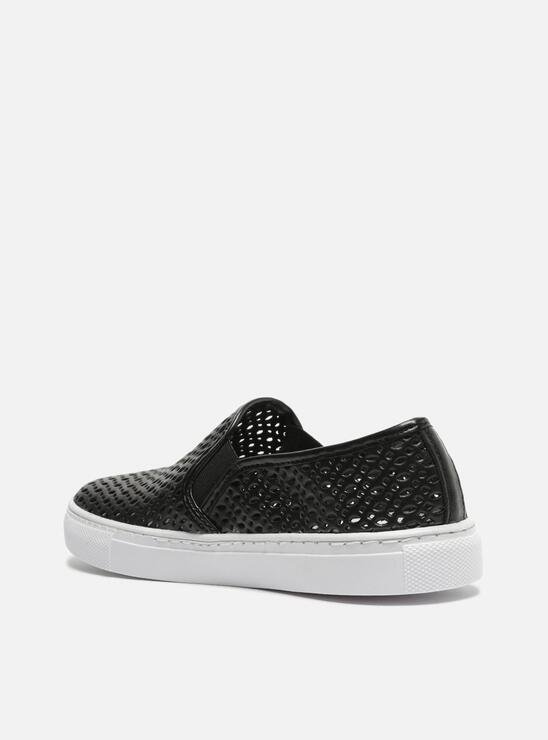 TÊNIS SLIP ON PRETO AREZZO FURADINHO