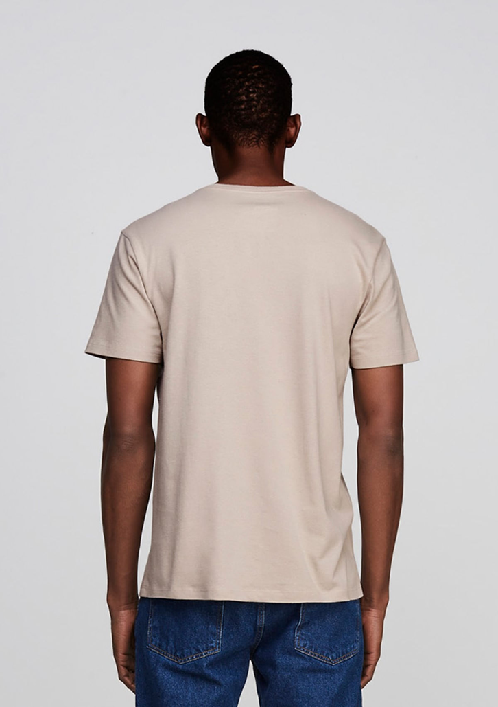 Camiseta Marrom Claro Dzarm Em Malha Ecológica Estampada