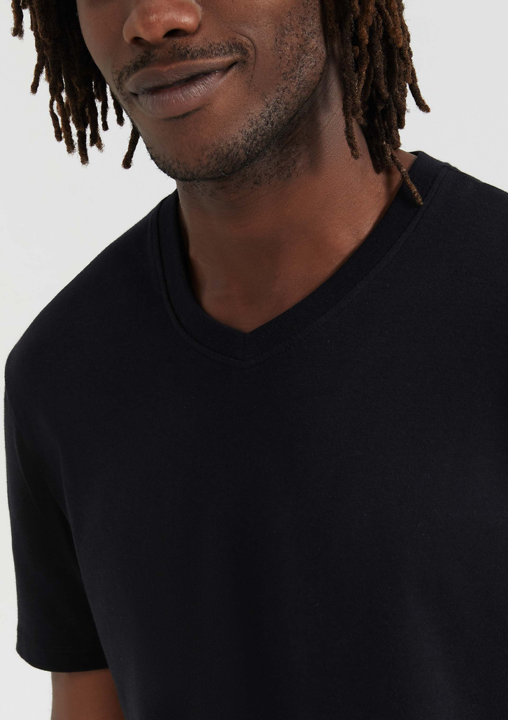 Camiseta Básica Preta Hering Masculina Manga Curta Gola V World