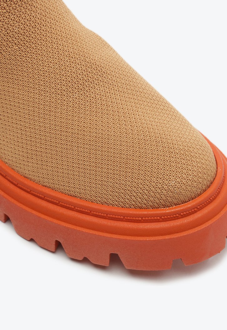 Bota Tratorada Cano Baixo Nude e Laranja Knit