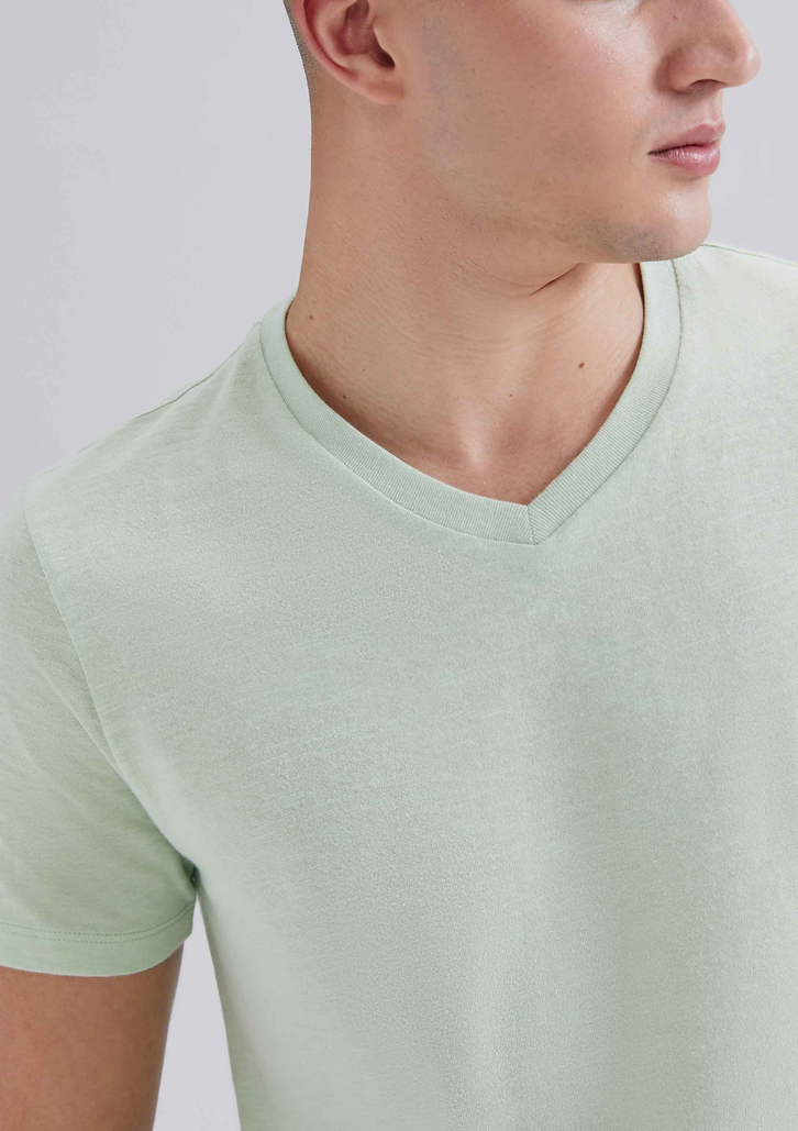 Camiseta Básica Verde Claro Hering Slim Gola V Em Malha Flamê
