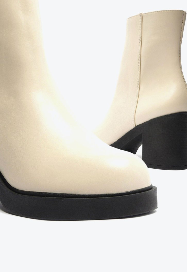 Bota Branca Arezzo Couro Cano Médio Salto Bloco
