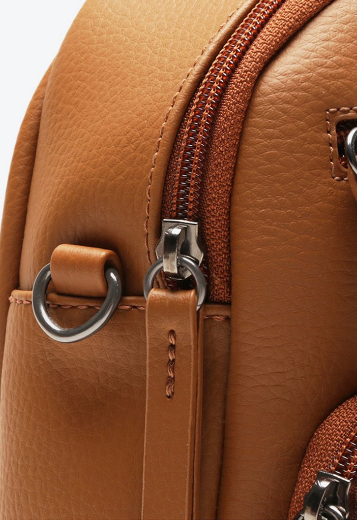 Mini Mochila Marrom Zíper