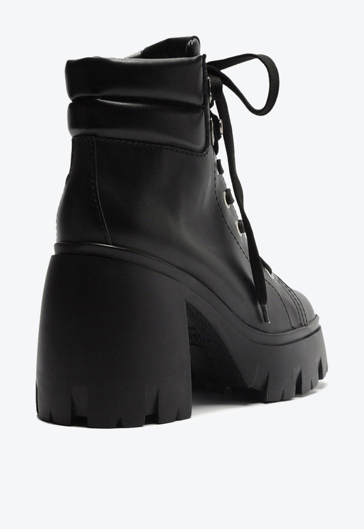 Bota Preta Arezzo Couro Cano Curto Tratorada Harper