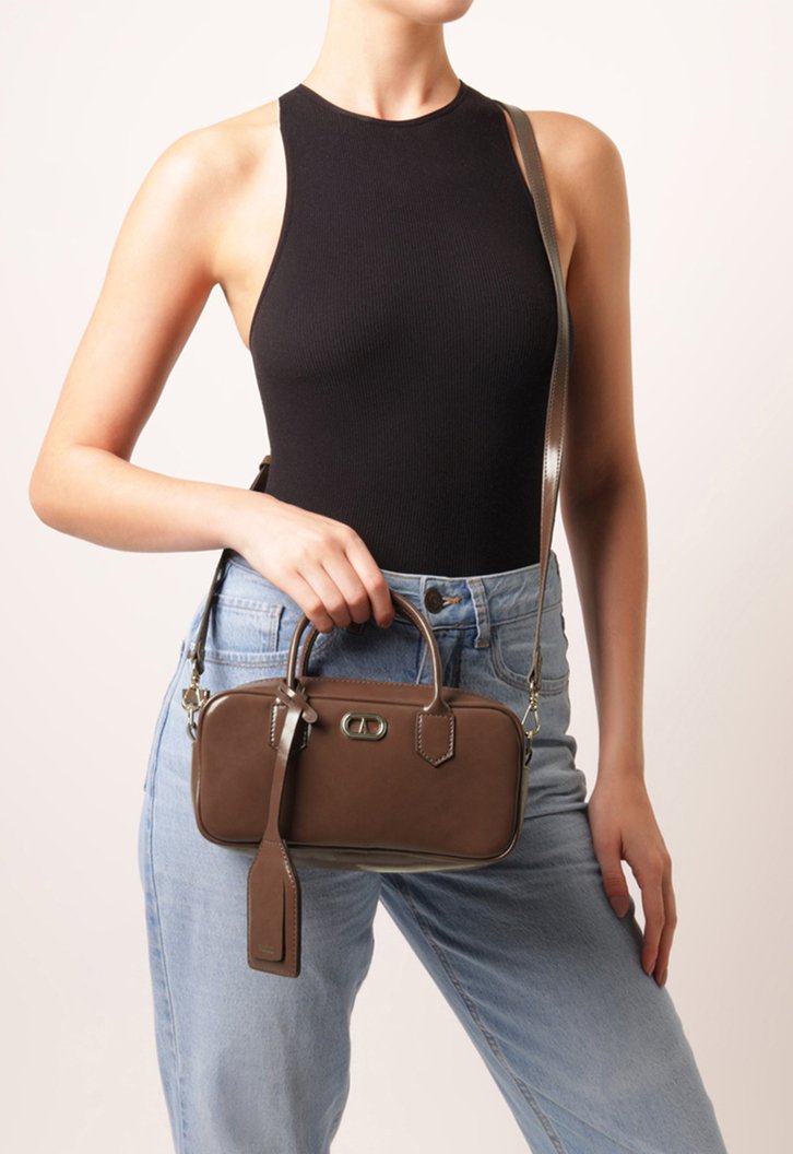 Bolsa Tote Média Bag Charm Tag Marrom