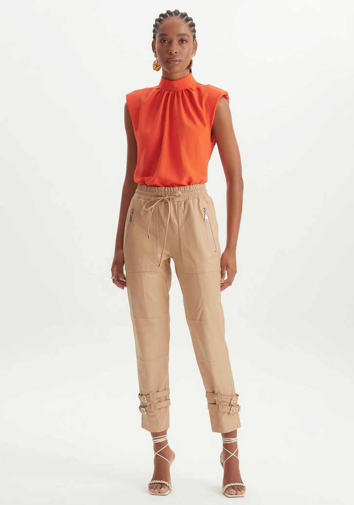 Calça de couro bege shop