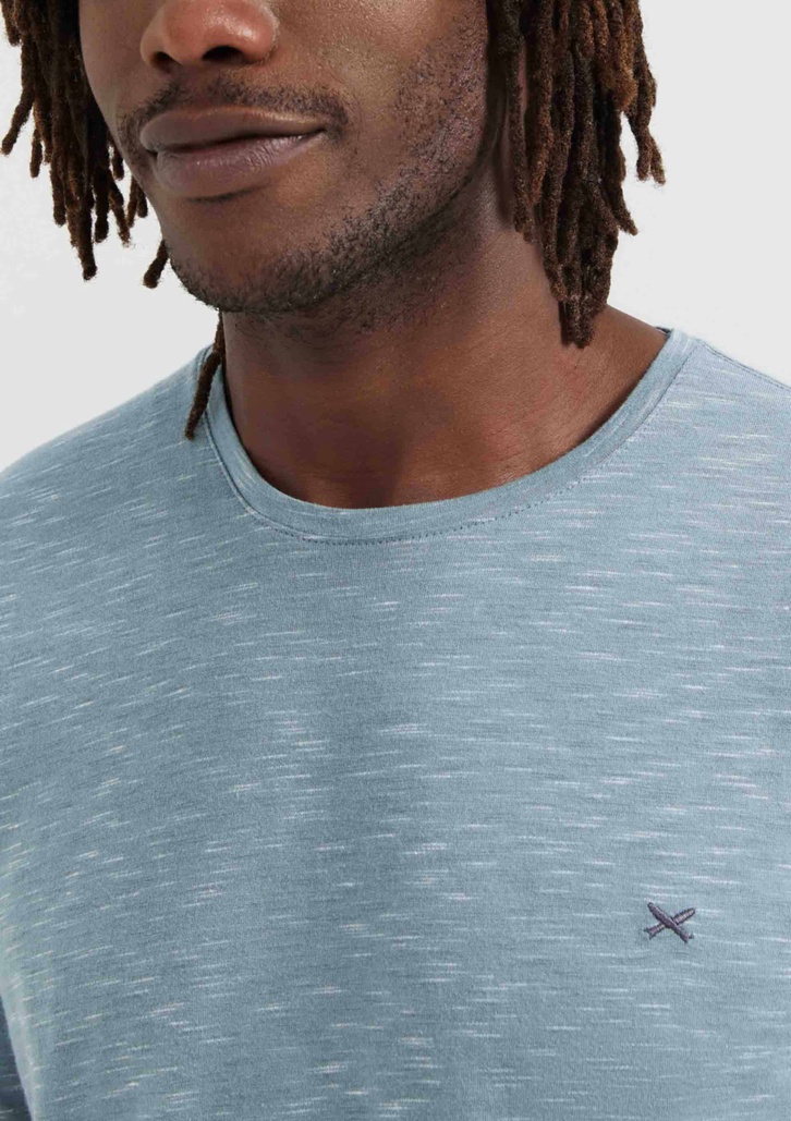 Camiseta Azul Claro Hering Básica Regular Em Malha Jet Com Bordado