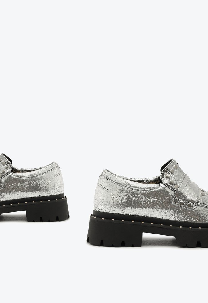 Sapato Mocassim Tratorado Couro Tachas Prata