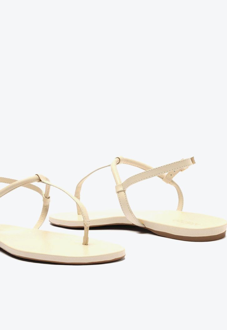 Sandália Rasteira Básica Off-White Arezzo Tiras Slim