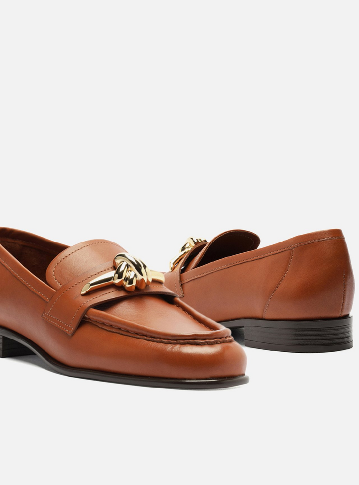 Mocassim Caramelo Couro Bico Redondo Metal Nó