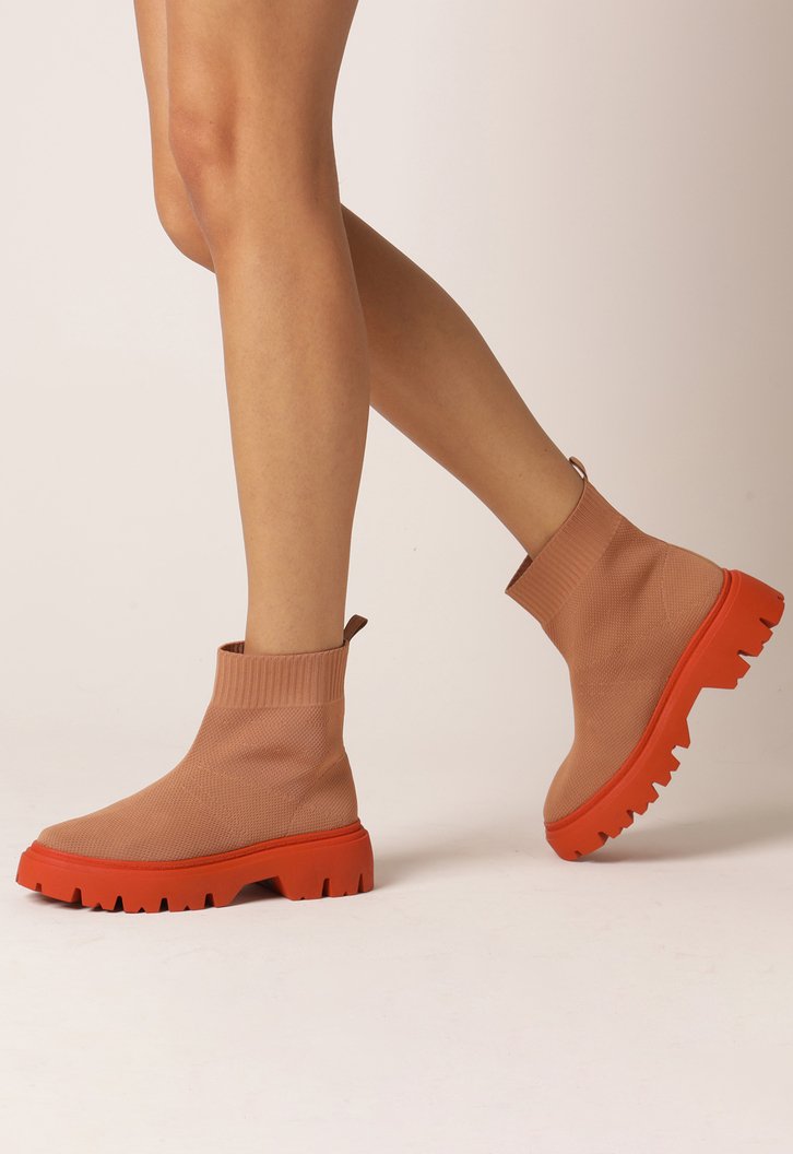 Bota Tratorada Cano Baixo Nude e Laranja Knit