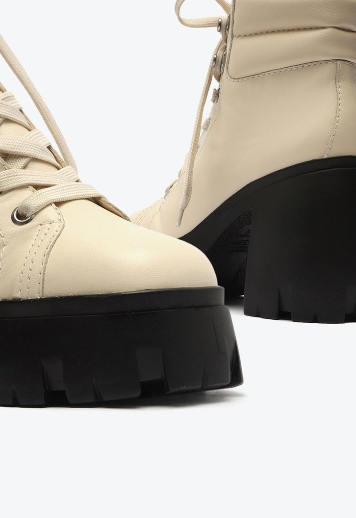 Bota Off-white Arezzo Couro Cano Curto Tratorada Harper