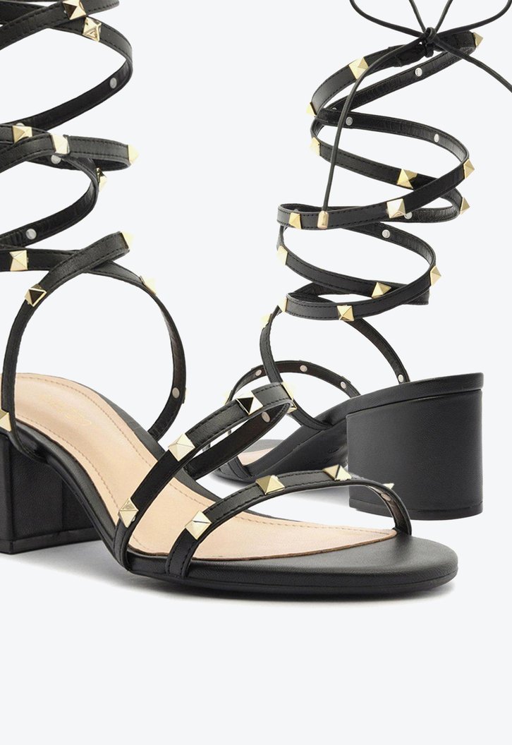 Sandália Preta Arezzo Couro Salto Bloco Studs