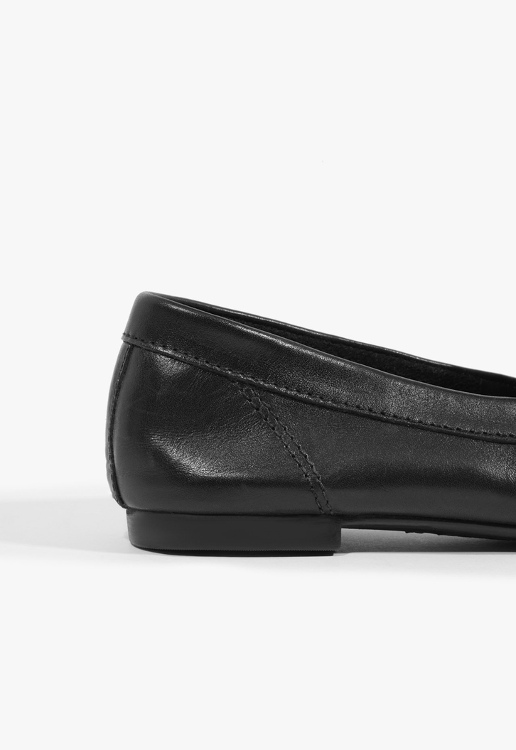 Mocassim Preto Enfeite Prata